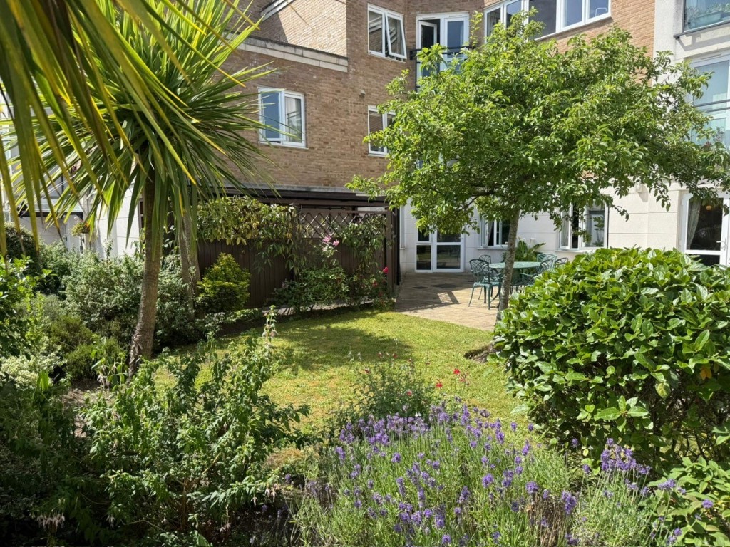 Lot: 129 - RETIREMENT FLAT IN POPULAR SEASIDE LOCATION - Communal garden